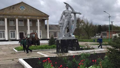 В селе на Харьковщине трактором снесли советский памятник