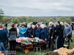 В Купянске попрощались с погибшими работницами музея, в который попала ракета