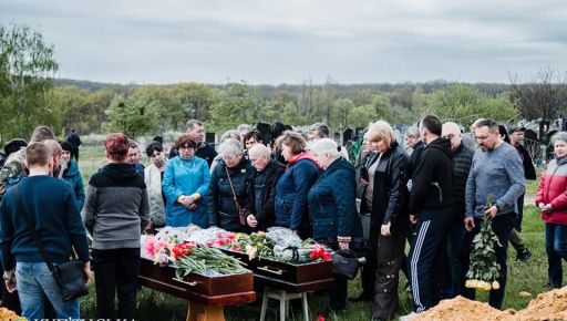 У Куп’янську попрощалися із загиблими працівницями музею, в який поцілила ракета