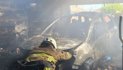 В Мерефе из-за короткого замыкания горел гараж с транспортом: Кадры с места
