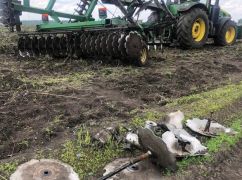 В Харьковской области на поле, которое уже обследовали саперы, подорвался трактор