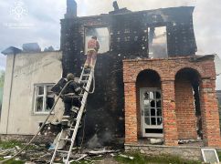 В Харьковской области в результате российского обстрела сгорел двухэтажный частный дом