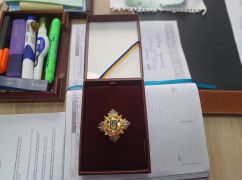 Вернулся из-за границы, чтобы воевать: На Харьковщине орден погибшего бойца получили родные