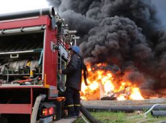 Обстріл Мерефи: Рятувальники більше доби гасили масштабну пожежу на НПЗ вартістю 200 млн доларів