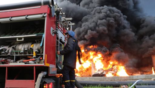Обстрел Мерефы: Спасатели больше суток тушили масштабный пожар на НПЗ стоимостью 200 млн долларов