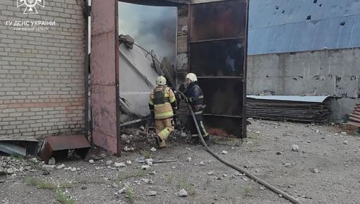 На Харьковщине из-за вражеского обстрела вспыхнул склад деревообрабатывающего цеха