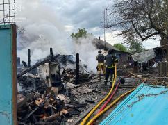 Ворог масовано обстріляв село на півночі Харківської області: Сталася масштабна пожежа