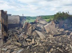 На Харківщині артилерія окупантів спалила приватне подвір'я з машиною