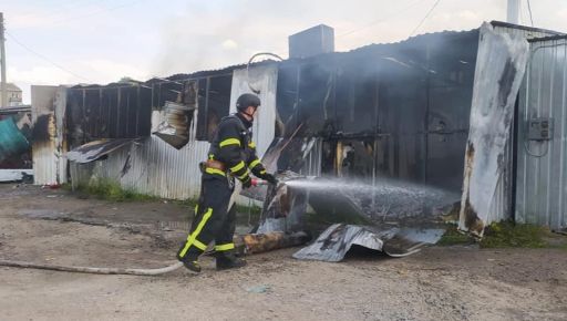 Російська армія обстріляла торговельний ринок у Вовчанську: Сталася масштабна пожежа