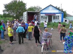 Фонд Дениса Парамонова передав допомогу 420 родинам у Куп'янському районі на Харківщині