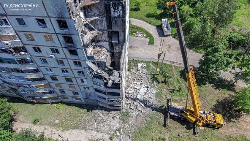 На Северной Салтовке разбирают высотку, разбитую россиянами: Кадры из воздуха