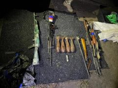 Біля Пісочина поліцейські зупинили машину, нашпиговану зброєю з російською символікою