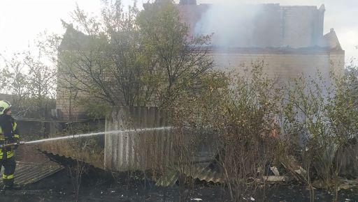 На Харківщині рятувальники майже 7 годин гасили масштабну пожежу: Що відомо
