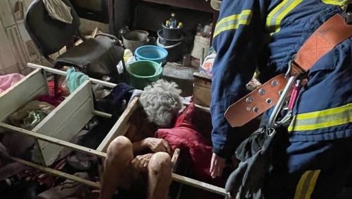 В Харьковской области женщина застряла в металлическом стеллаже: Для помощи привлекали спасателей