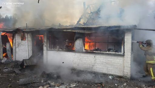 Обстрел села Подолы в Харьковской области: Из-за "прилета" снаряда произошел пожар