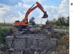 В Харьковской области ремонтируют мост, разрушенный оккупантами