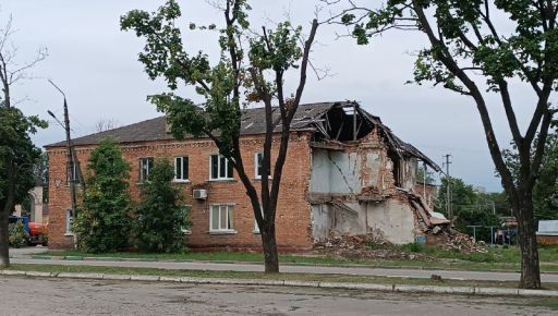 У Чугуєві демонтують два будинки, зруйновані російською ракетою
