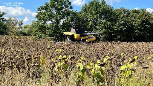 На Харківщині комбайн підірвався на вже засіяному полі: Постраждала людина