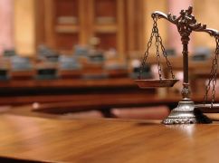 Бризнули газом та зірвали золоту прикрасу: у Харкові двоє чоловіків пограбували пенсіонерку