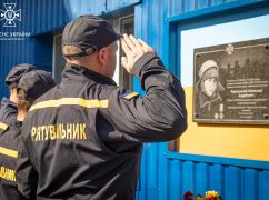 У Харкові відкрили пам'ятну дошку рятувальнику, якого росіяни вбили під час гасіння пожежі