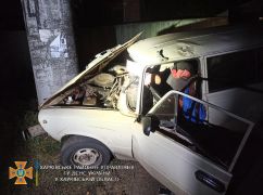 В Харьковской области ВАЗ влетел в столб: Погибшего пассажира вырезали из автомобиля спасатели