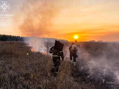 На Харківщині бійці ДСНС, незважаючи на ризик повторного обстрілу, загасили пожежу площею в 1 га