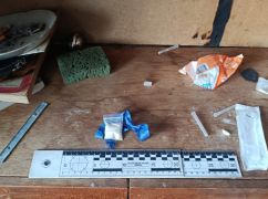 На Харківщині поліцейські прикрили наркопритон: кадри з обшуку