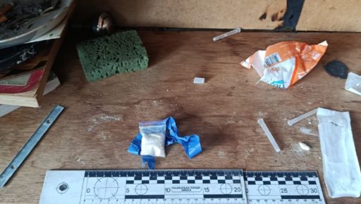 В Харьковской области полицейские прикрыли наркопритон: кадры из обыска