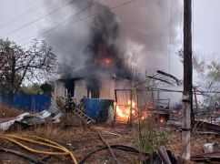 На Харківщині понад дві години гасили будинок після російського обстрілу