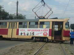 В Харькове трамвай слетел с рельсов и врезался в авто