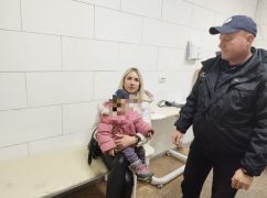 В Харьковской области соцслужбы забрали у пьяной матери маленькую дочь