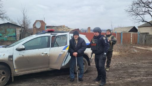 В Харьковской области копы эвакуировали из-под обстрелов одинокого пенсионера