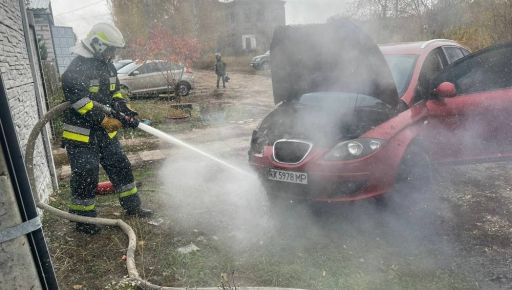 Под Харьковом загорелся автомобиль