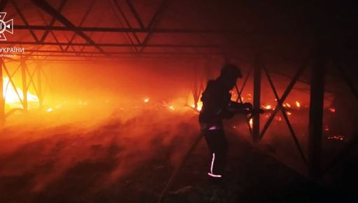 В Волчанске в результате обстрела произошел масштабный пожар: Кадры с места