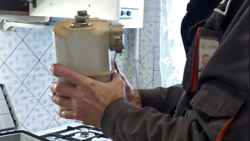 В харьковской многоэтажке из газовых труб полилась вода: Подробности