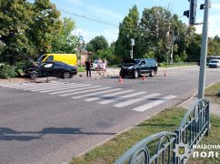 В Харькове внедорожник "снес" с дороги легковушку: Пострадала женщина