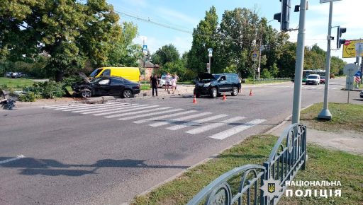 В Харькове внедорожник "снес" с дороги легковушку: Пострадала женщина