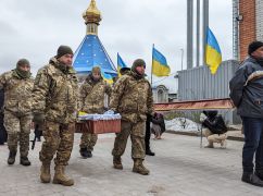 На Харьковщине провели в последний путь защитника, погибшего под Авдеевкой