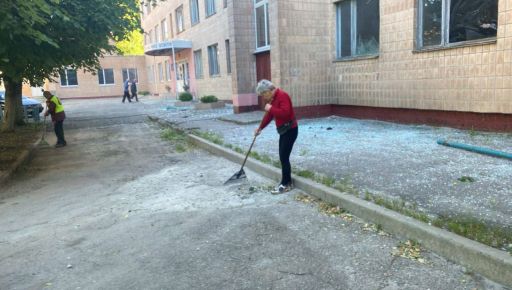 Коммунальщики убирают стекло на местах российских ударов в Харькове