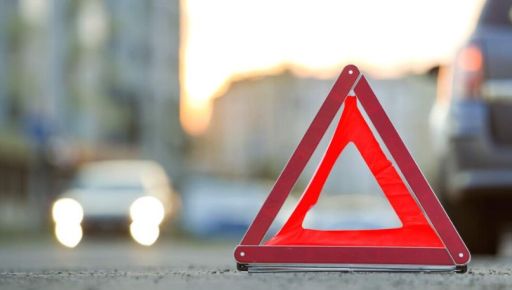 У Харкові водій Audi зніс стовп і перекрив дорогу