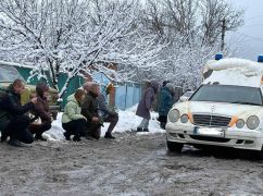 На колінах в снігу: В громаді на Харківщині попрощалися із загиблим військовим