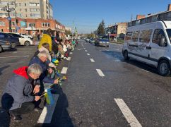 В Харьковской области живым коридором провели в последний путь защитника