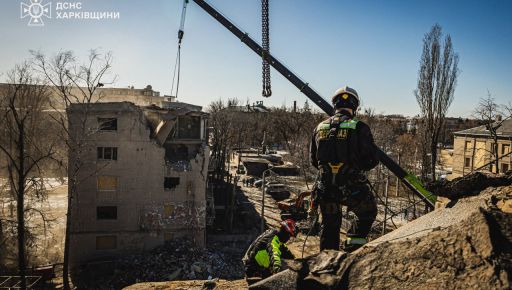 В Харькове вторые сутки разбирают завалы на месте ракетного удара: фото с высоты