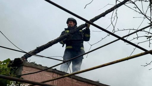Спасатели показали последствия прямого попадания дрона в дом Харьковской области