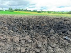 В Харьковской области россияне авиабомбой уничтожили посевы кукурузы: кадры с места