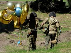 Танк та квіти: Харківський військовий освідчився бойовій медикині на фронті