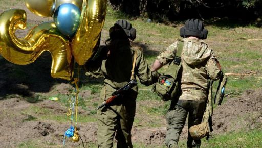Танк и цветы: Харьковский военный сделал предложение военнослужащей на фронте