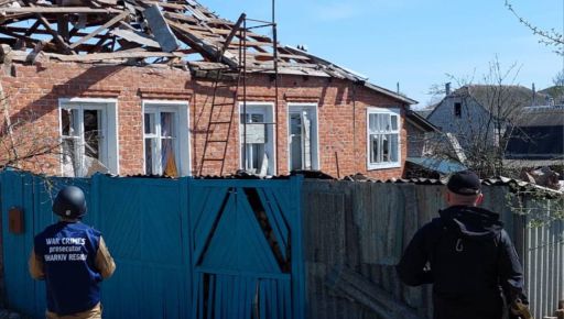 Поранена жінка: З’явилися знімки з села на Харківщині, по якому вдарили росіяни