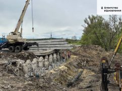 Автодорожники показали, как проходит восстановление разрушенного войной моста в Харьковской области