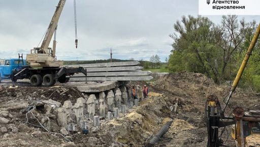 Автодорожники показали, як проходить відновлення зруйнованого війною мосту на Харківщині